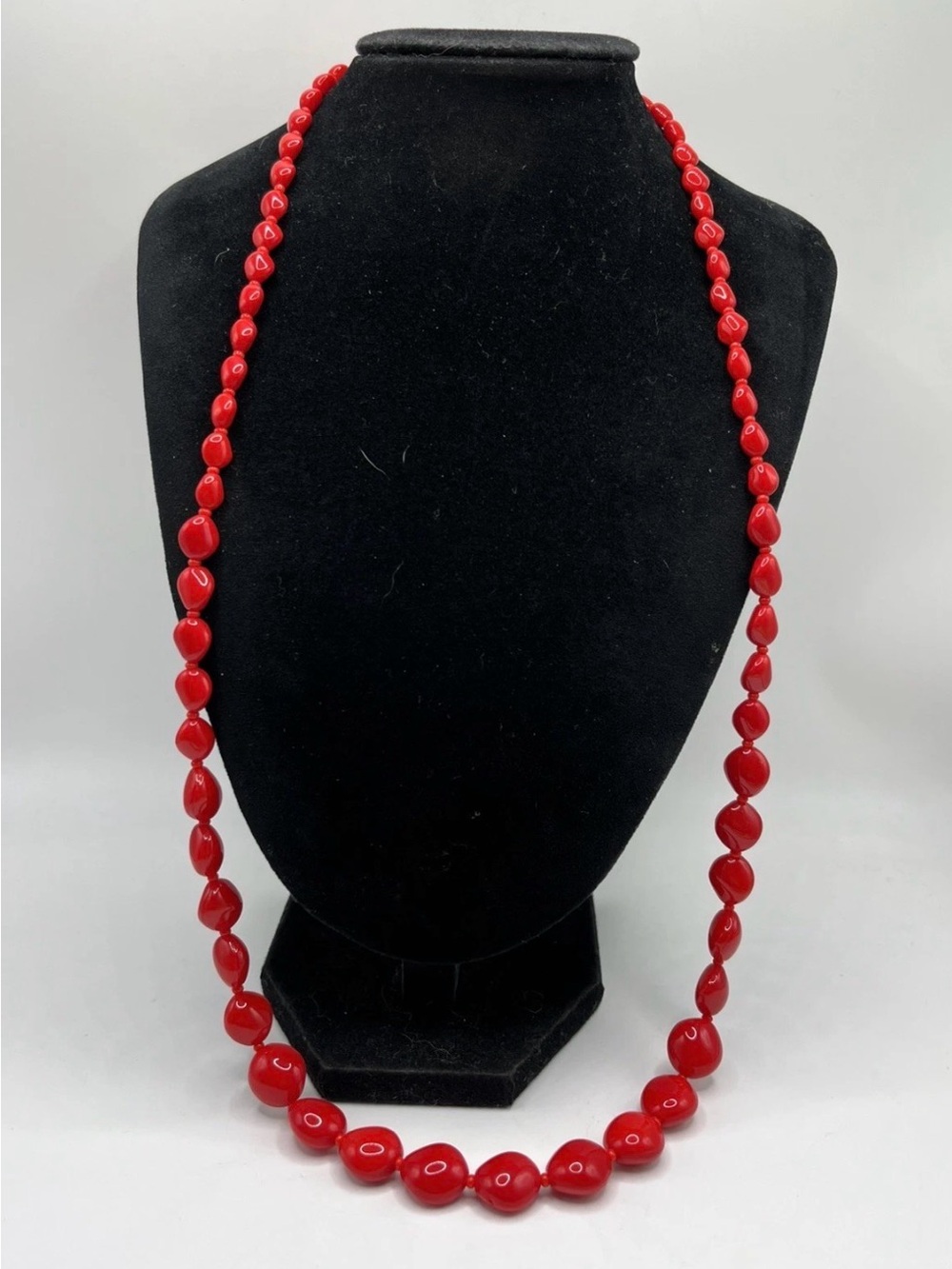Red Glass Beaded Graduated Necklace With Red Accents 28" Gold Tone